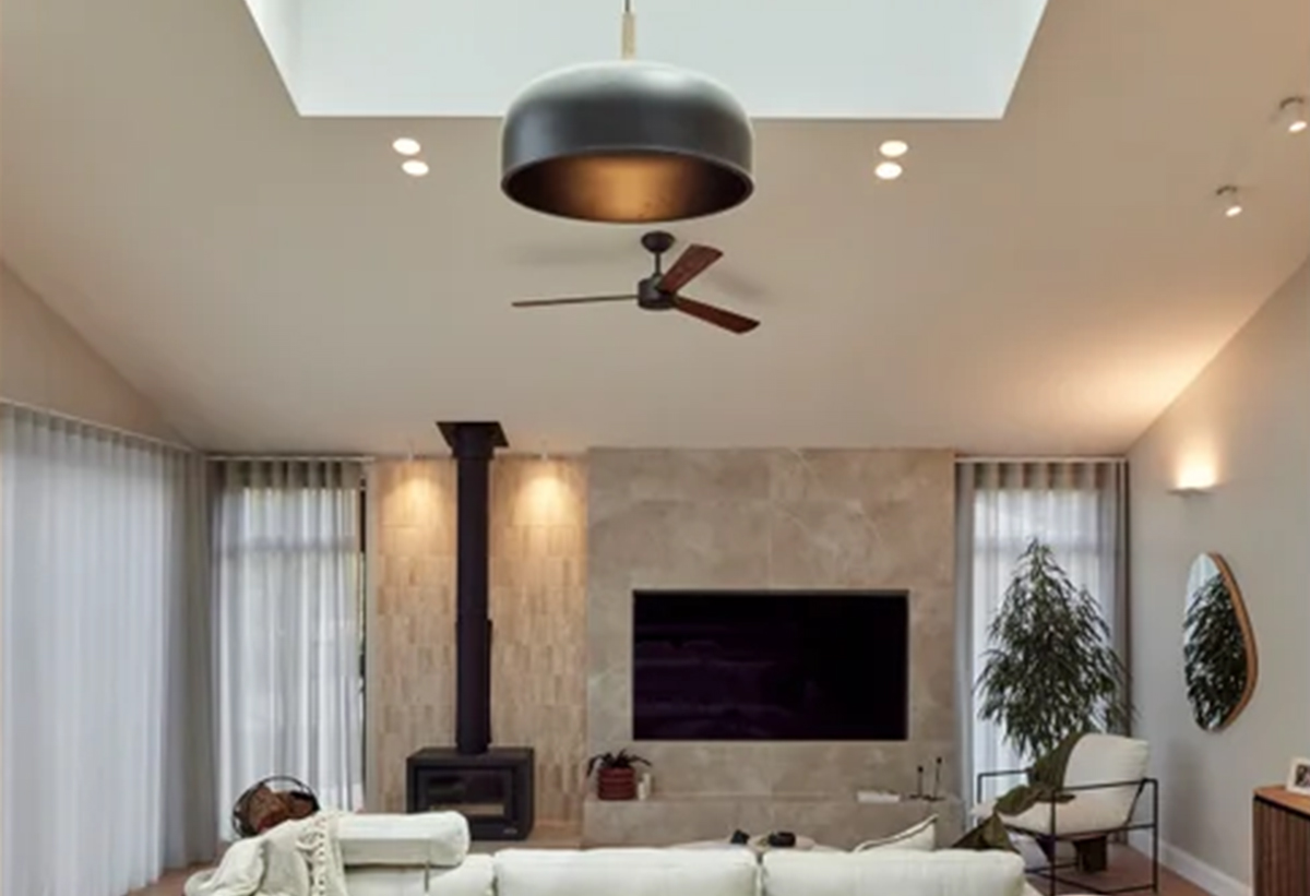 Στη φωτογραφία απεικονίζεται ο ανεμιστήρας να κρέμεται από την οροφή